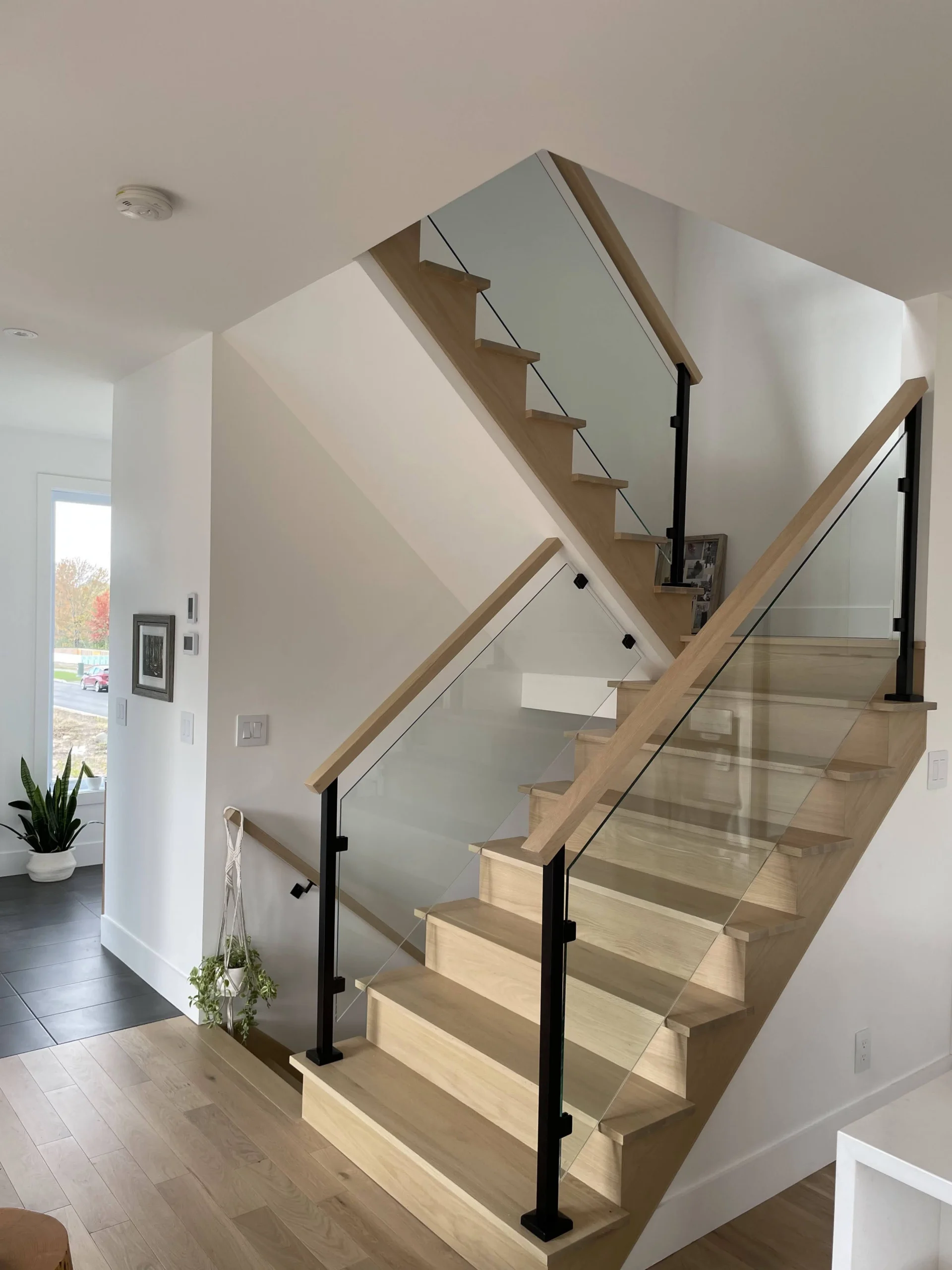 Escalier tournant en chêne blanc avec garde-corps de verre — vue principale