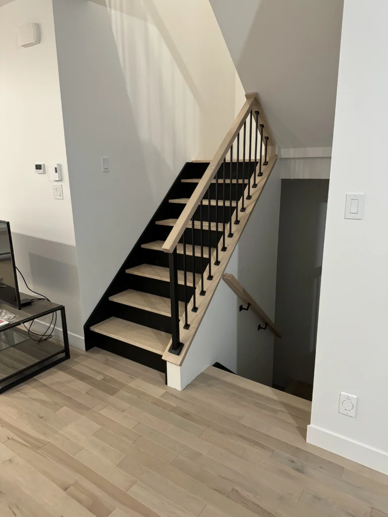 Volée de l'escalier en érable et barreaux noirs
