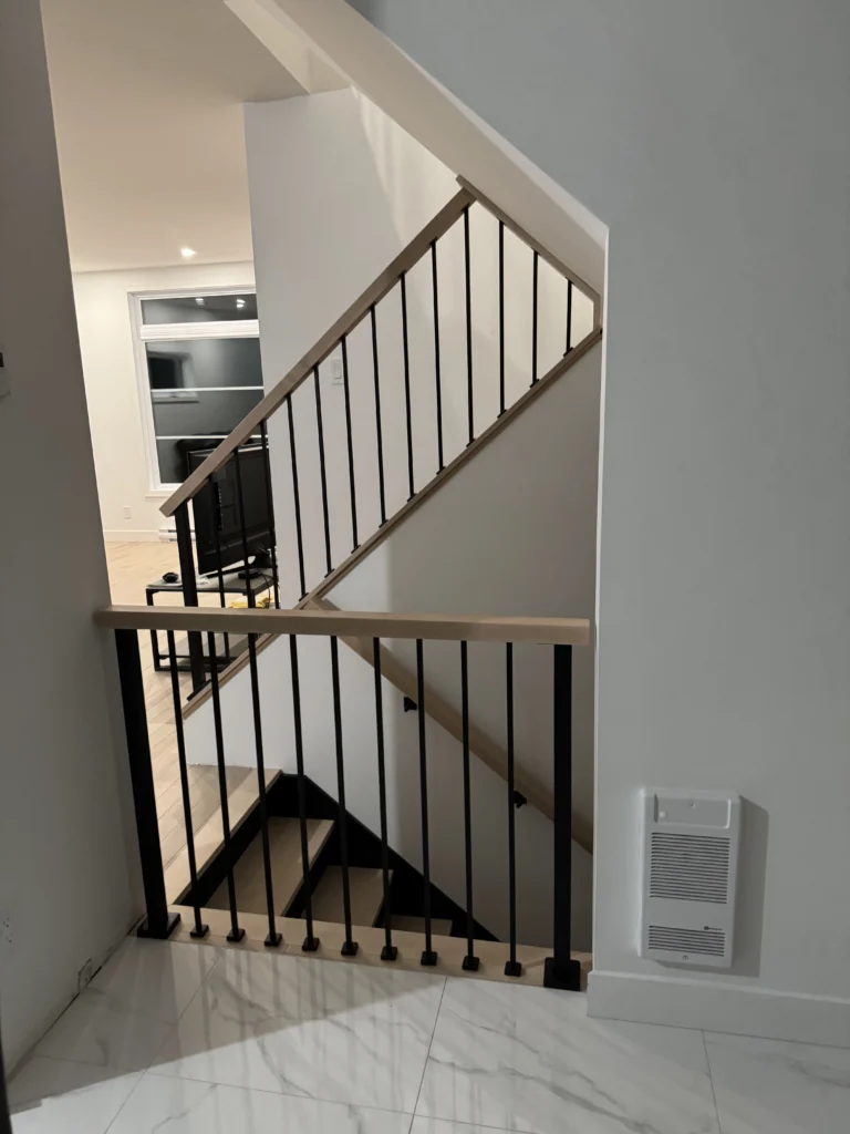 Palier supérieur de l'escalier en érable