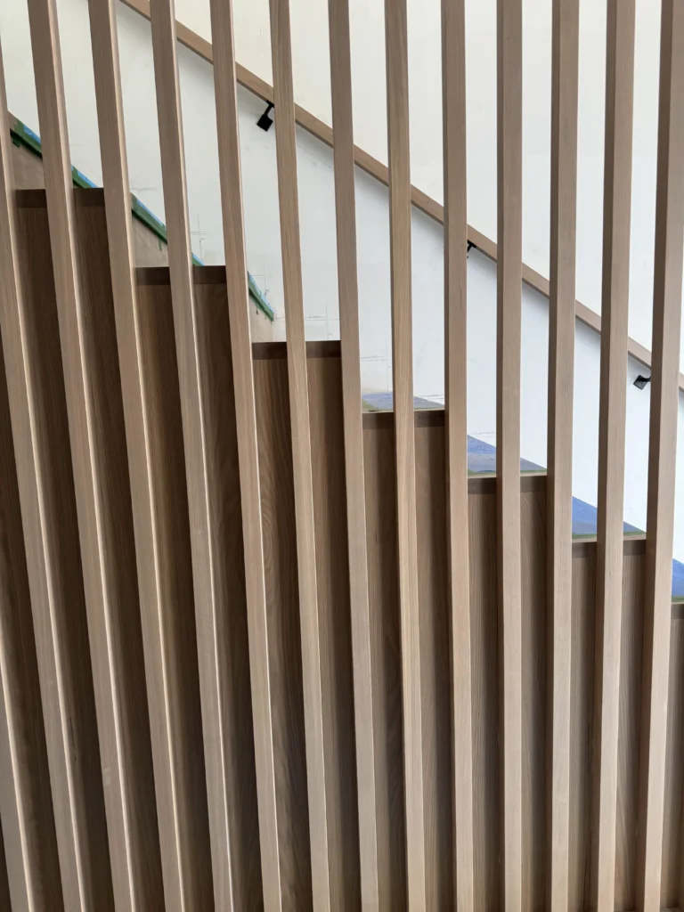 Détail des tasseaux verticaux en chêne blanc