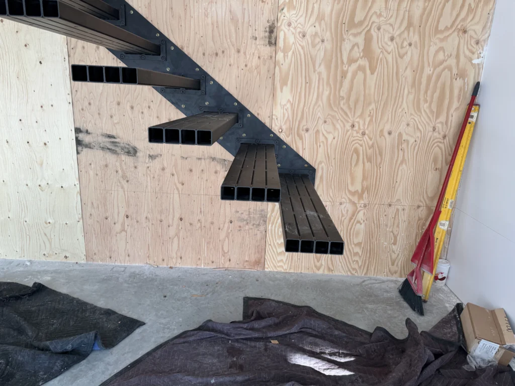 Escalier suspendu sur limon central d&rsquo;acier noir