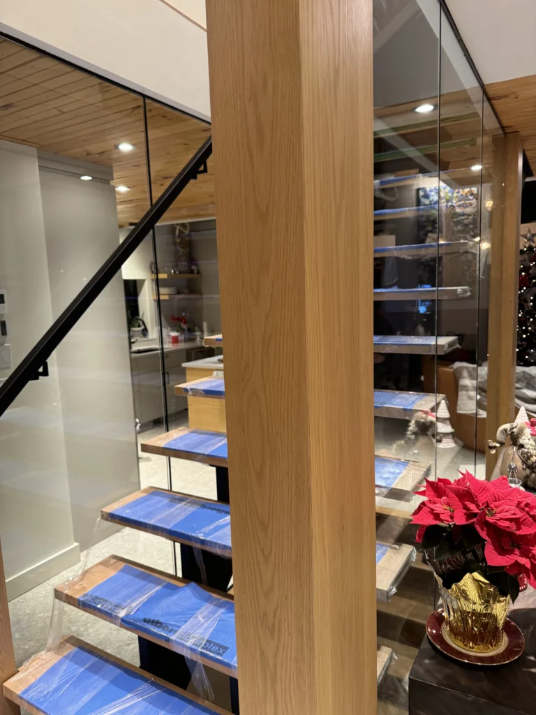 Escalier suspendu en chêne blanc à marches en porte-à-faux et garde-corps de verre