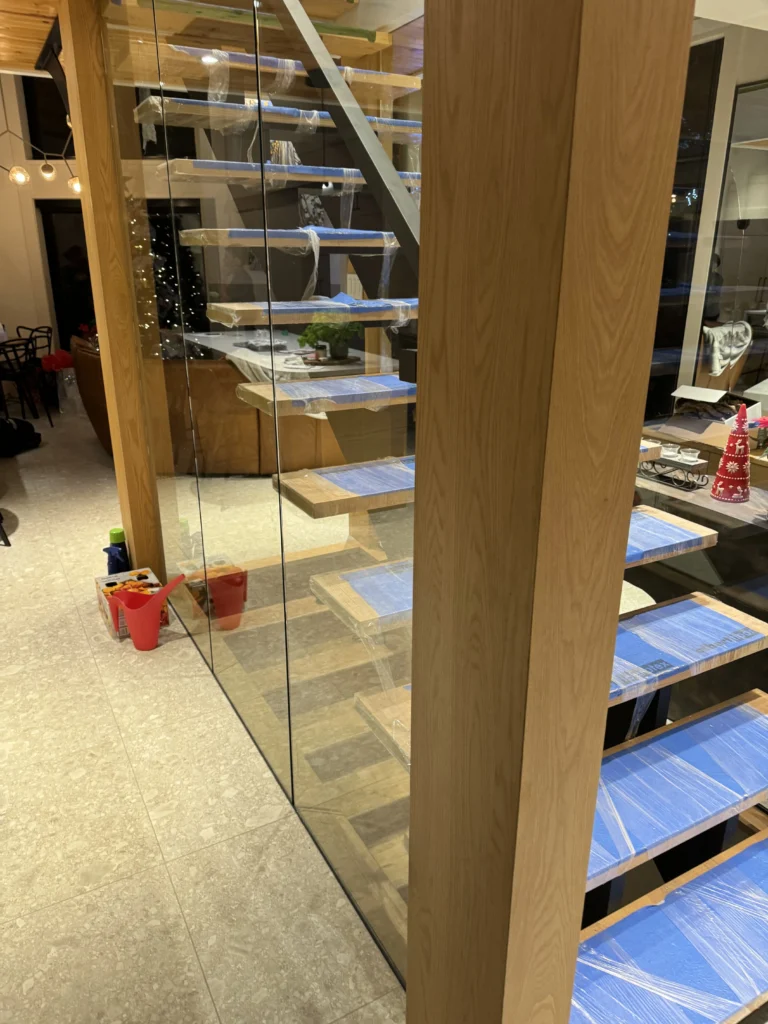 Escalier suspendu en chêne blanc et garde-corps de verre