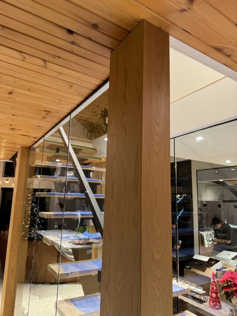 Escalier suspendu vu à travers le garde-corps de verre