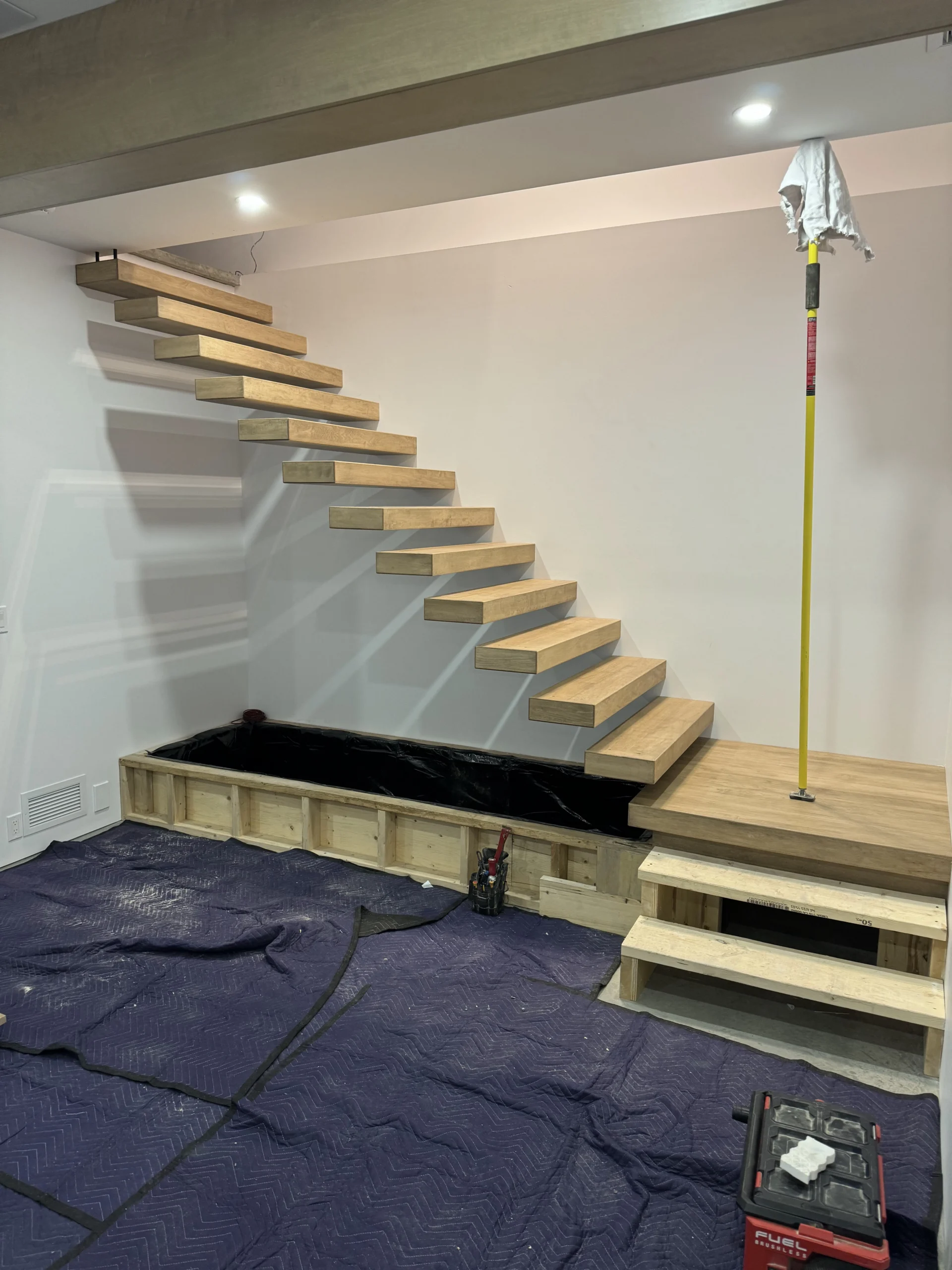 Escalier suspendu à marches flottantes et tiges métalliques noires — vue principale