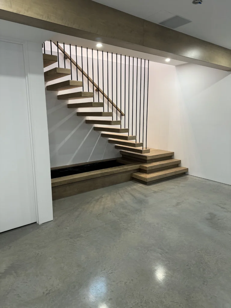 Escalier tournant en érable naturel à barreaux de bois