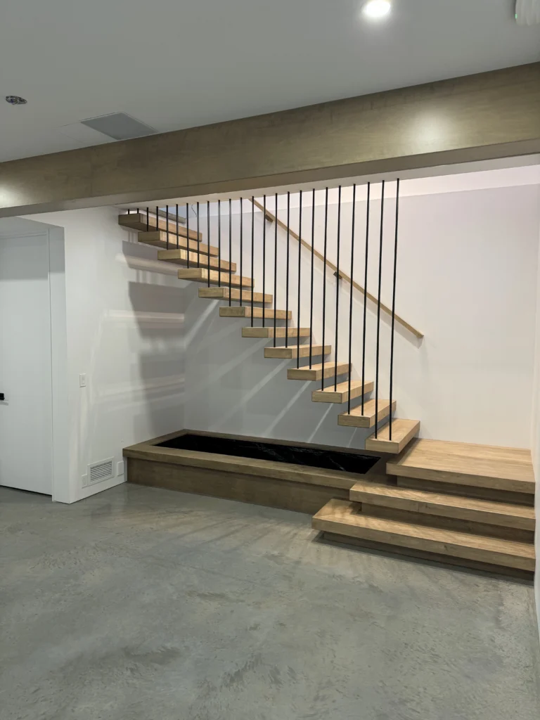 Vue en plongée de l'escalier tournant en érable naturel