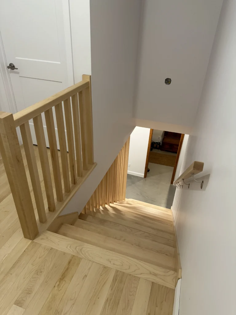 Volée de l'escalier droit en érable naturel