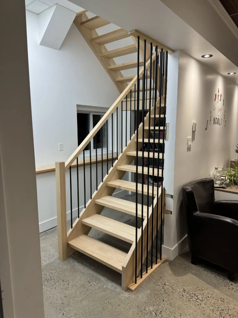 Escalier droit en érable naturel à barreaux de bois