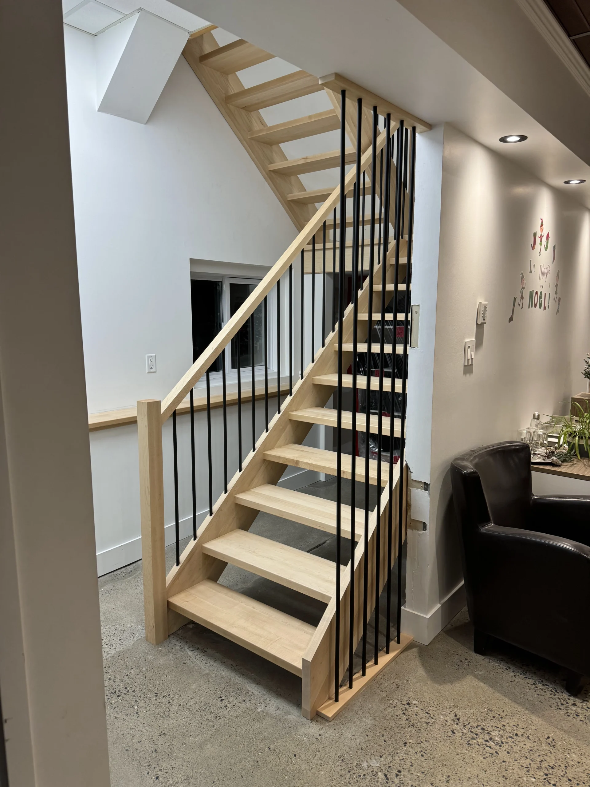 Escalier droit en érable naturel à barreaux de bois — vue principale