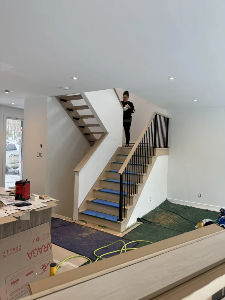 Escalier tournant en chêne blanc à contremarches ouvertes et barreaux métalliques