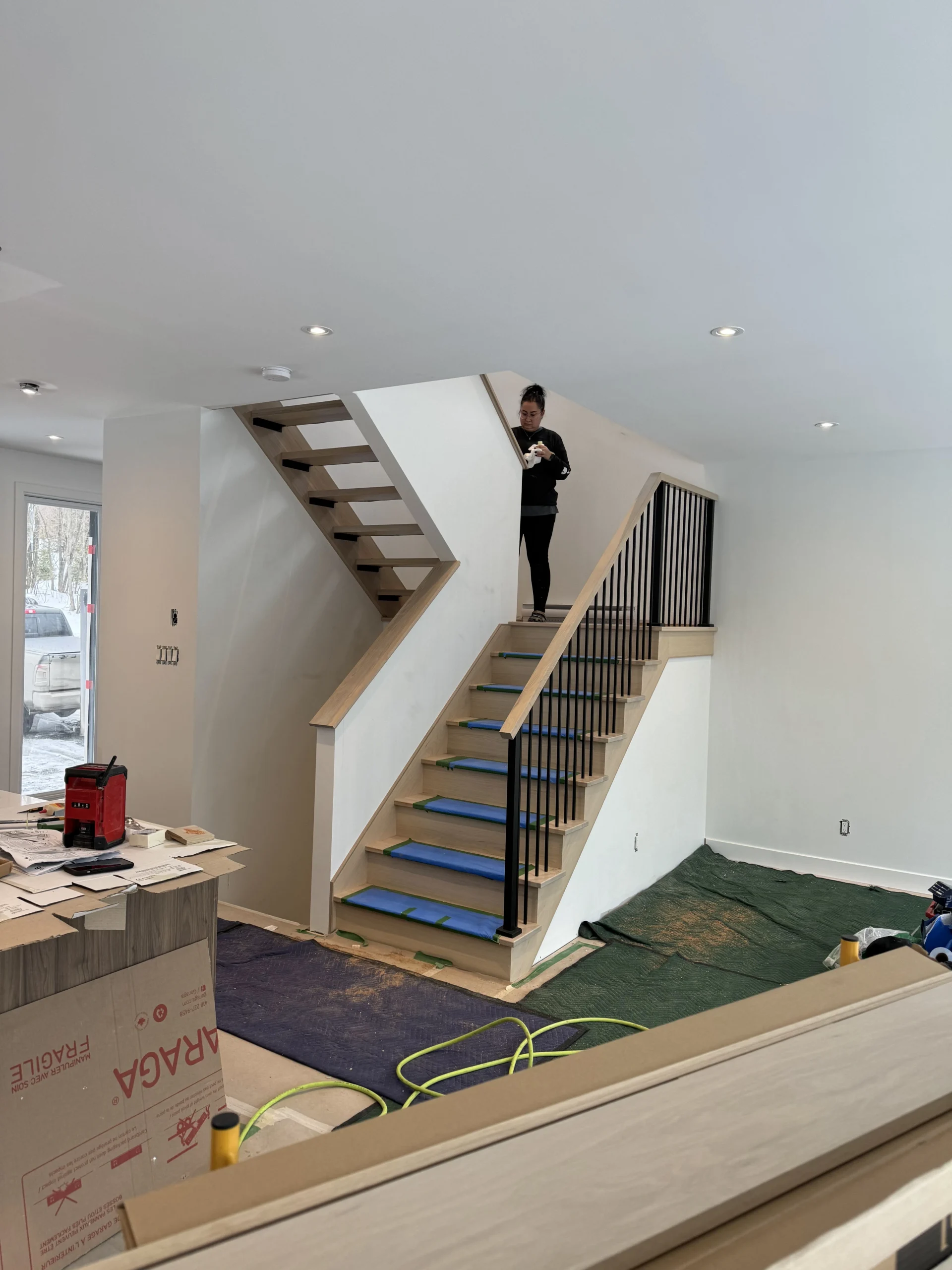 Escalier tournant en chêne blanc à contremarches ouvertes et barreaux métalliques — vue principale