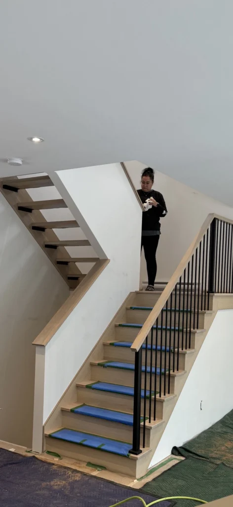 Volées superposées de l'escalier en chêne blanc en chantier