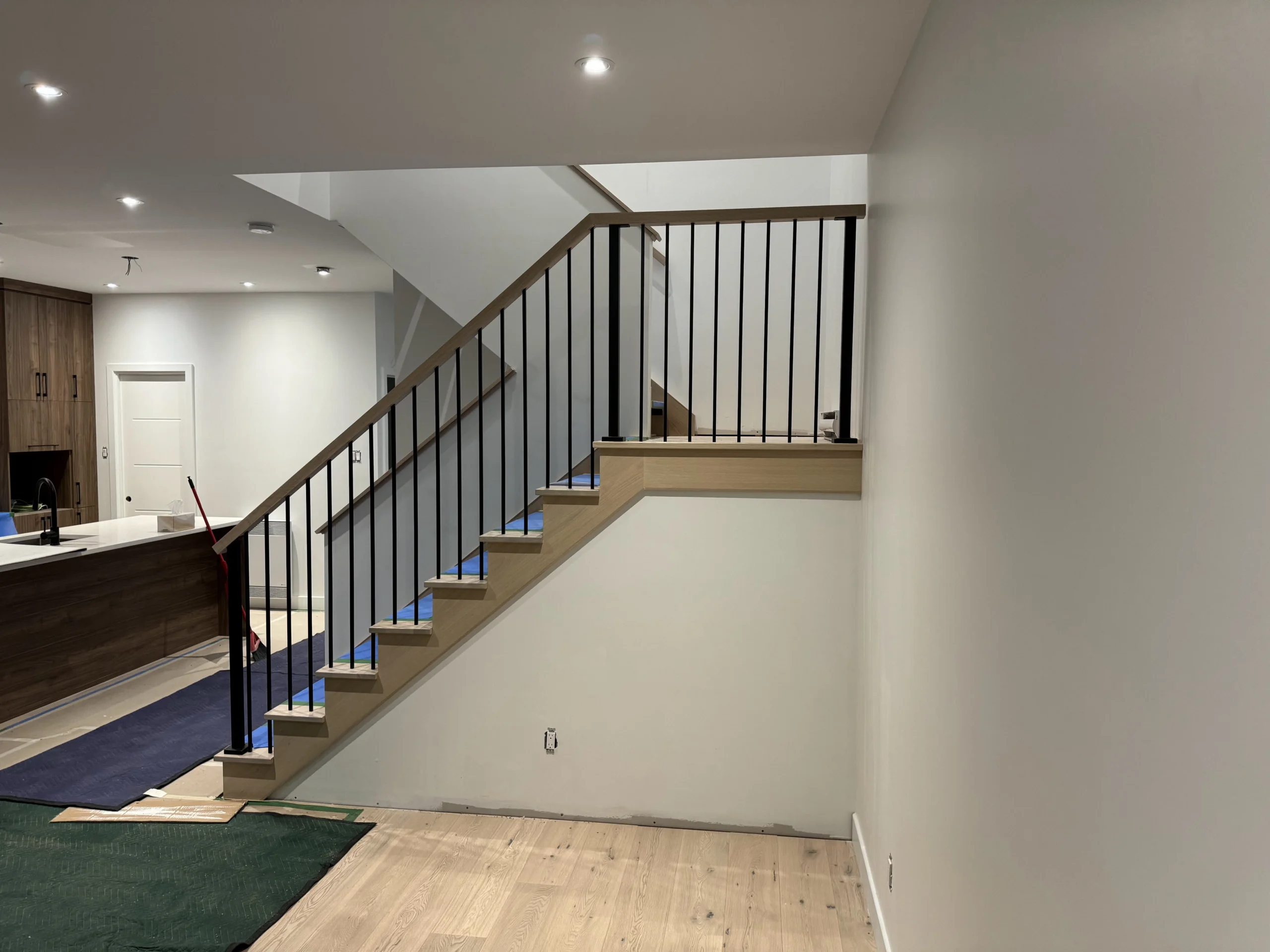 Escalier tournant en chêne blanc à barreaux métalliques noirs — vue principale
