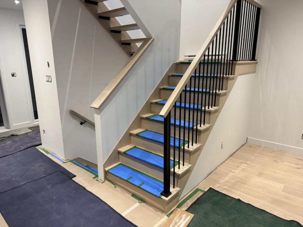 Escalier en chêne blanc avec volée haute ajourée