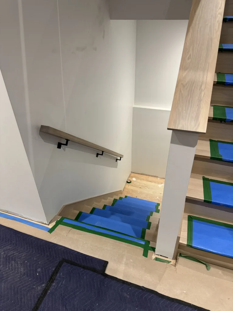 Palier supérieur de l'escalier en chêne blanc