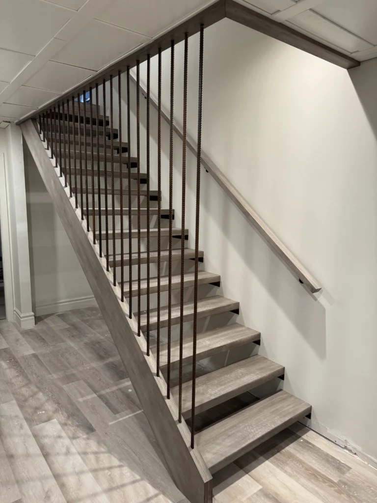 Escalier à contremarches ouvertes avec garde-corps de tiges d'acier