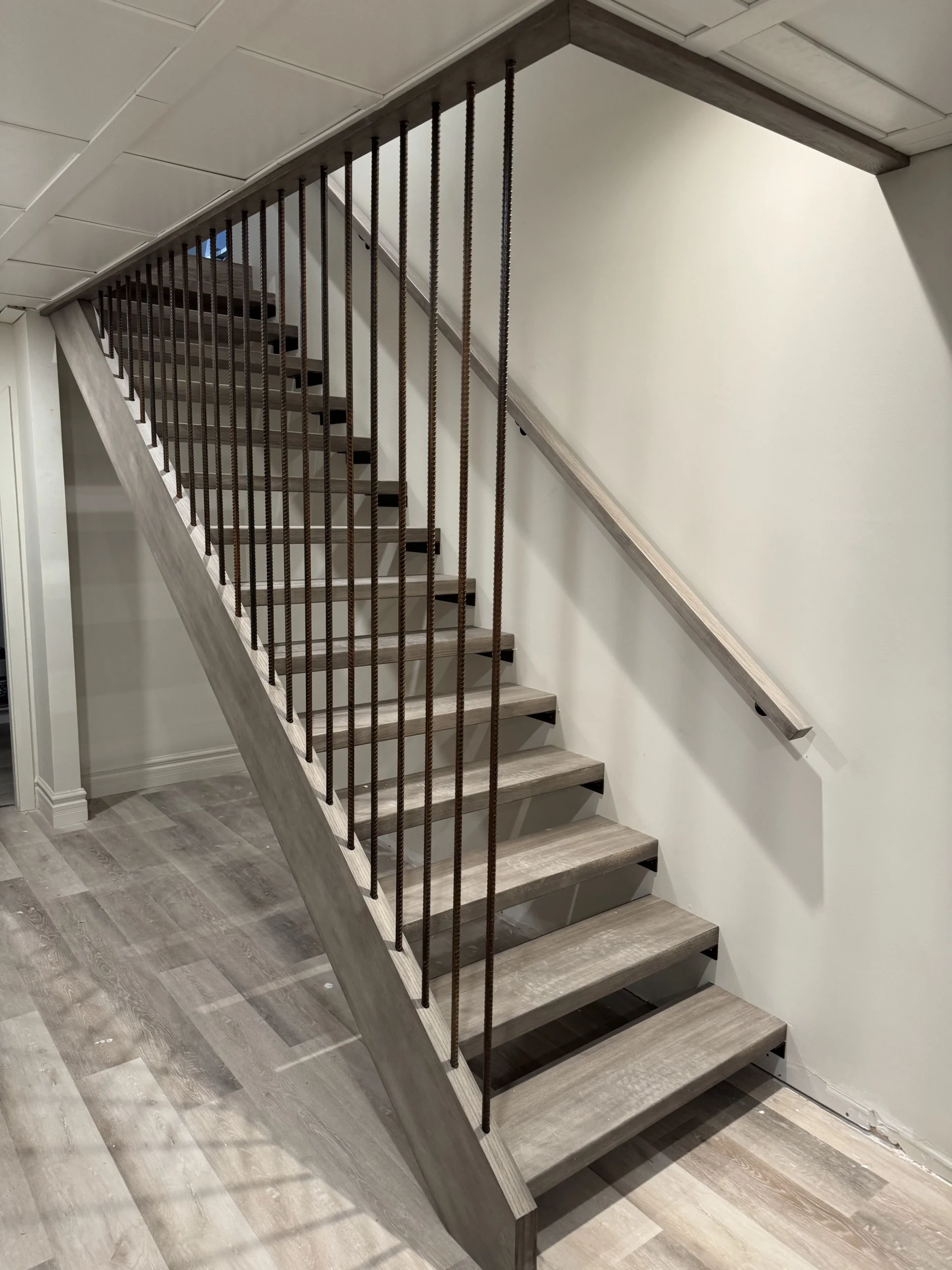 Escalier à contremarches ouvertes et tiges d&rsquo;acier texturées — vue principale