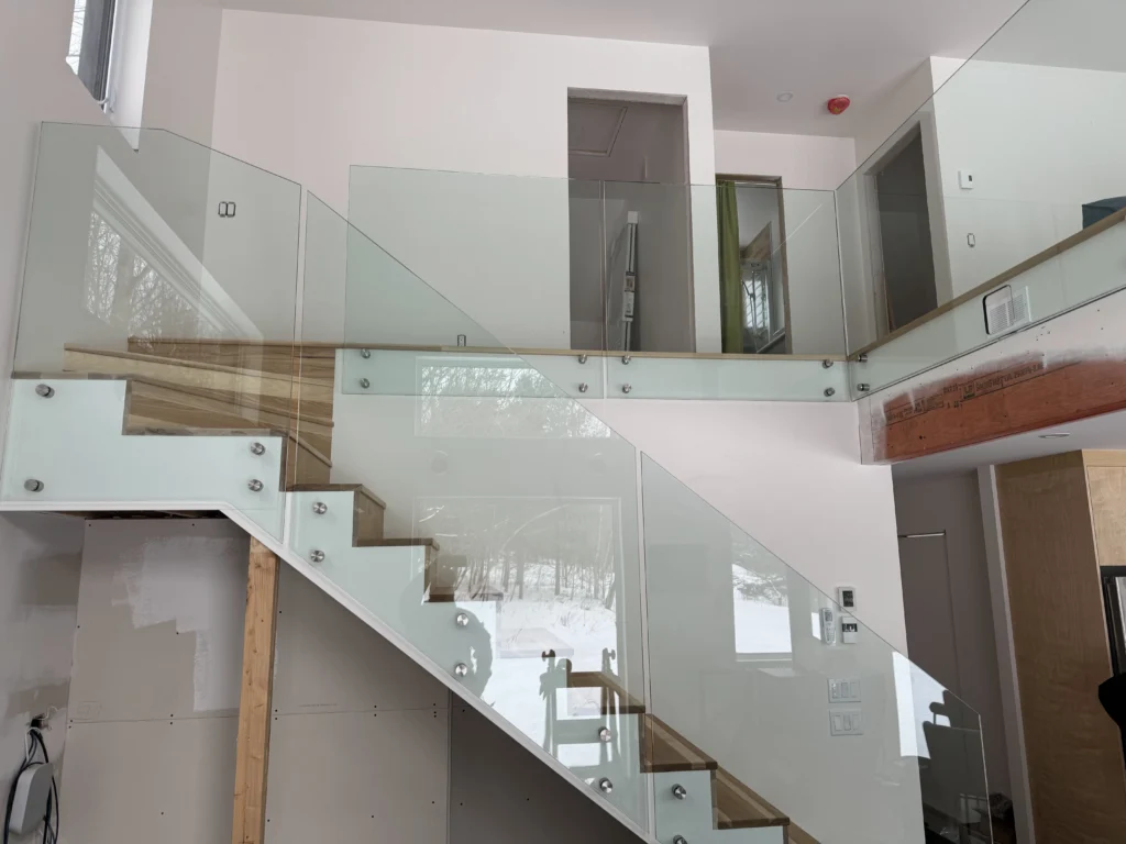Mezzanine vitrée au-dessus de l'escalier