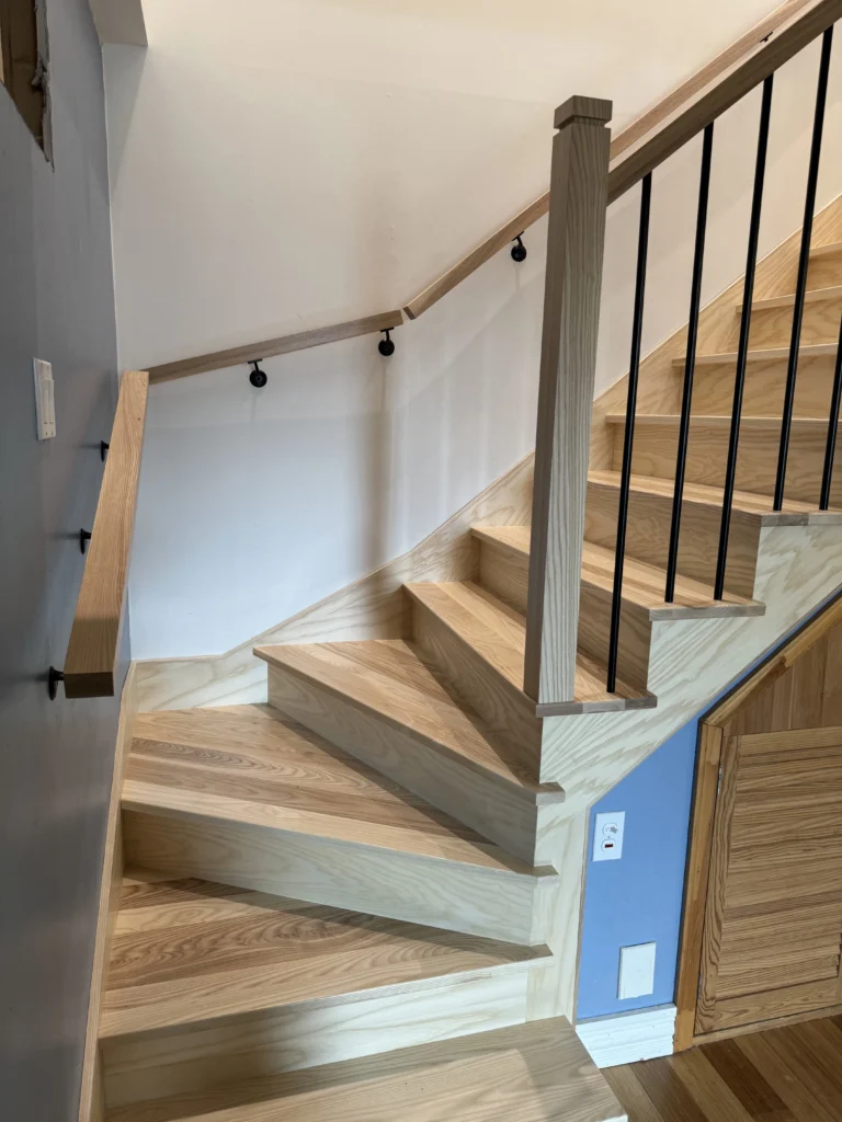 Détail des marches rayonnantes en frêne naturel