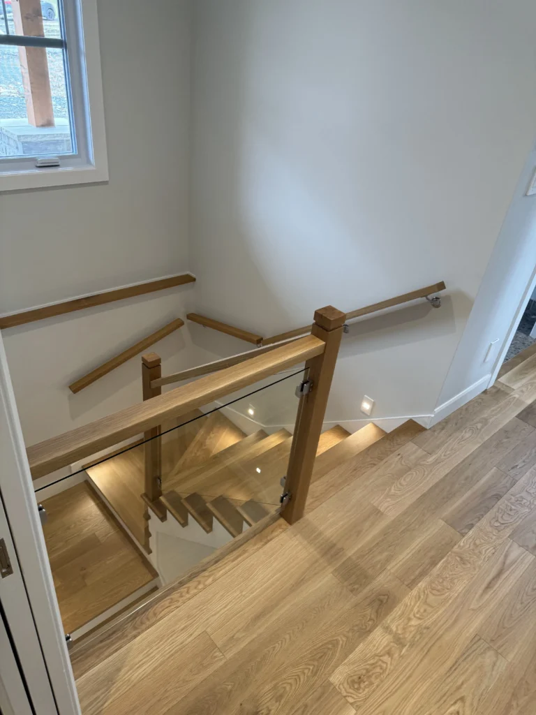 Palier de l'escalier avec garde-corps de verre et bois
