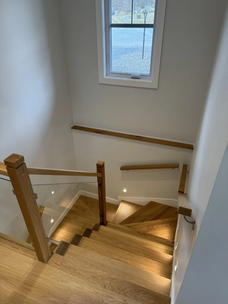 Vue en plongée de l'escalier tournant en chêne blanc