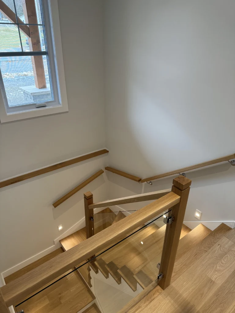 Escalier en demi-tour en chêne blanc et verre