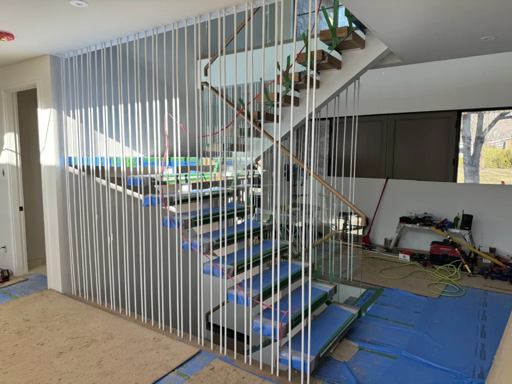 Escalier tournant sur limon central à barreaux verticaux toute hauteur