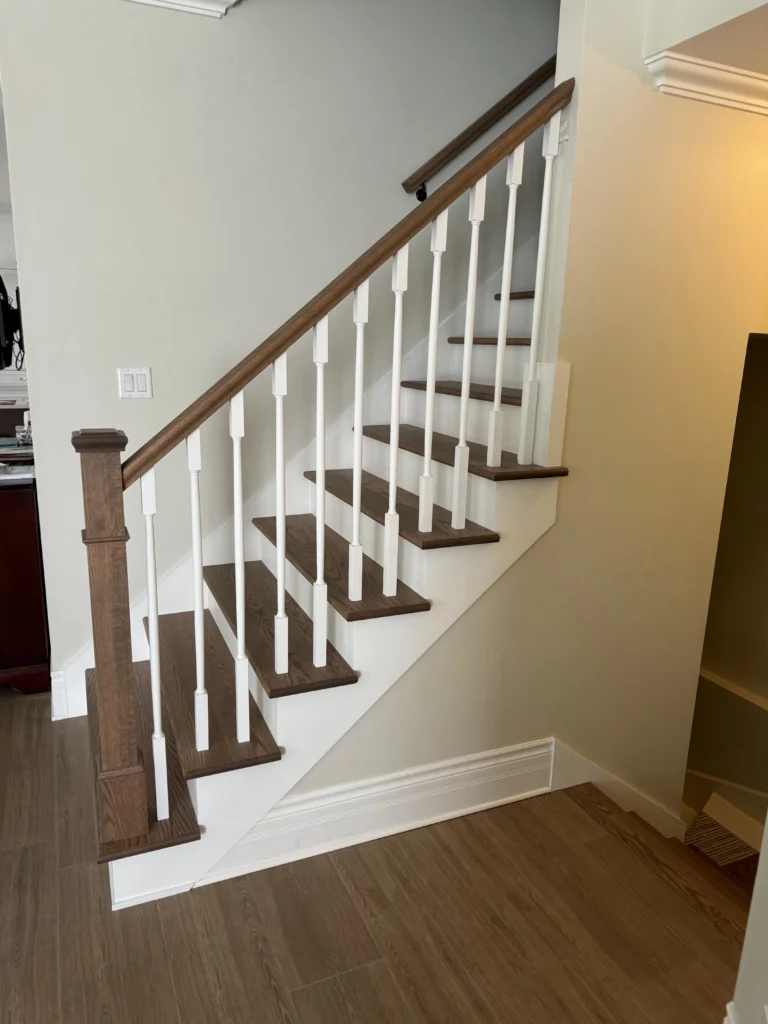 Volée de l'escalier avec barreaux de bois tournés blancs