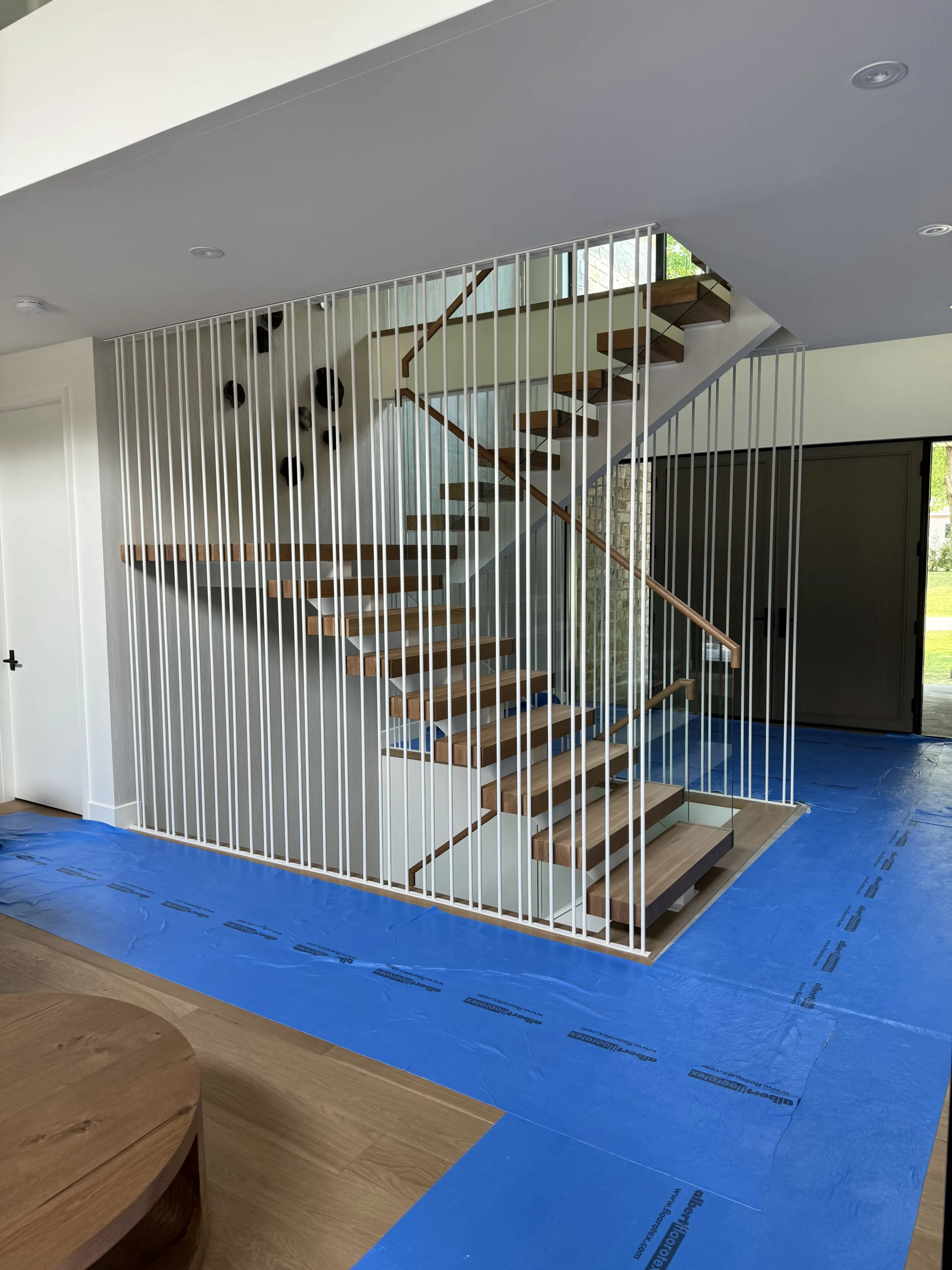 Escalier suspendu en chêne avec claustra de tiges métalliques — vue principale