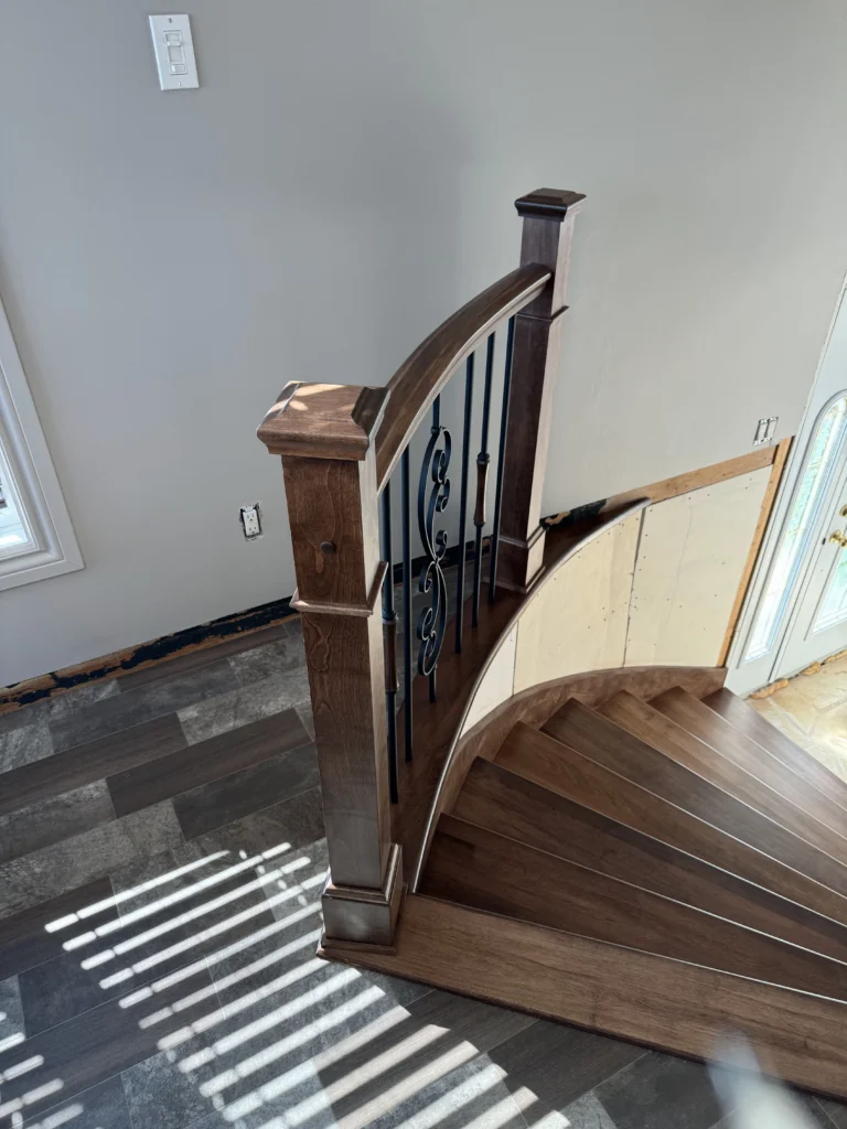 Marches de bois teinté brun foncé de l'escalier tournant