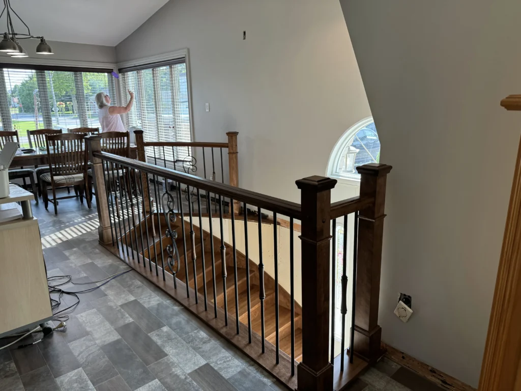 Volée tournante de bois foncé en rénovation