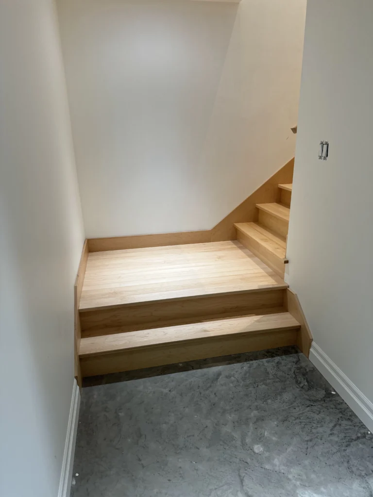Palier de départ en érable clair de l'escalier droit