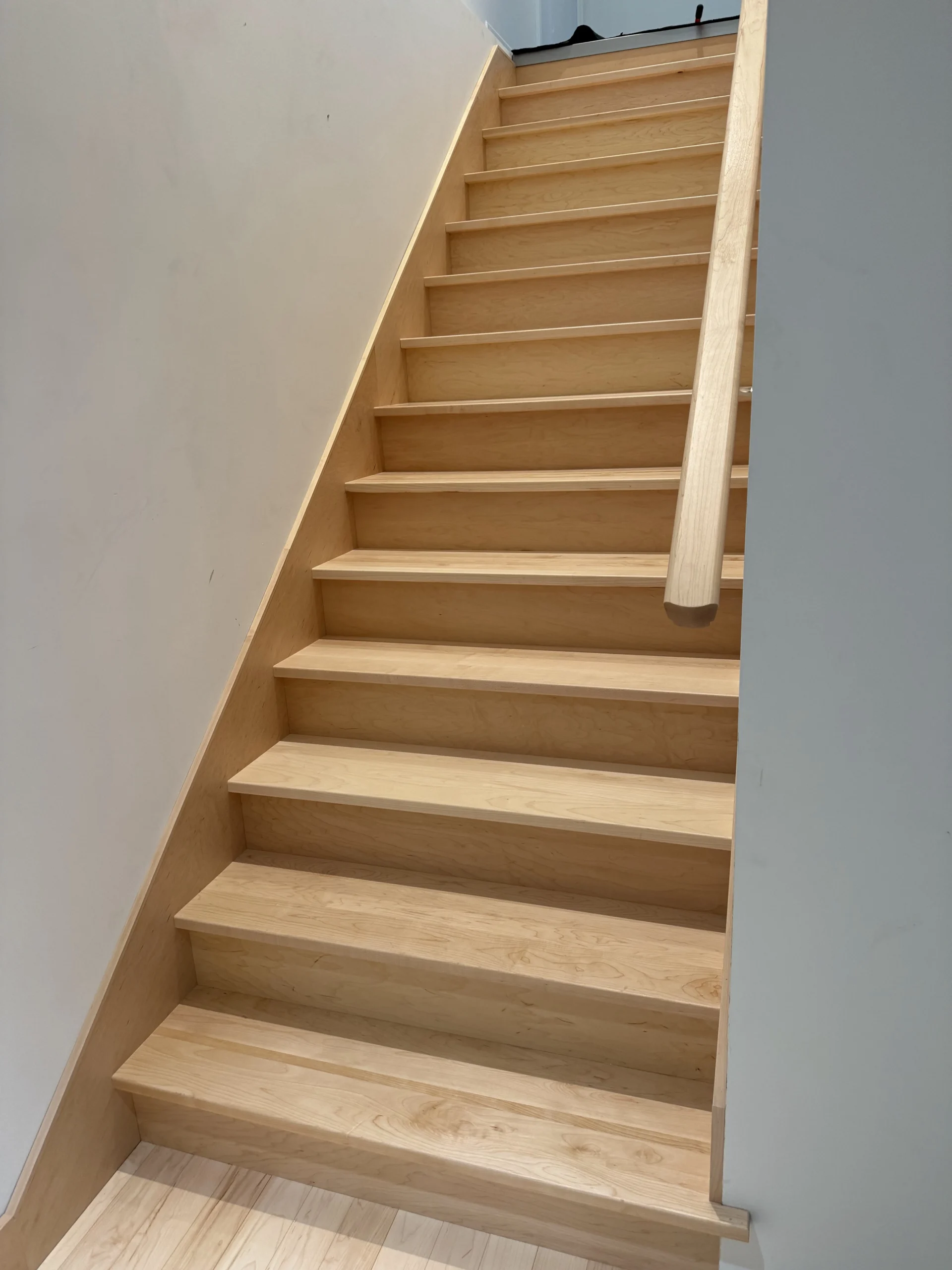 Escalier droit en érable clair à contremarches fermées — vue principale