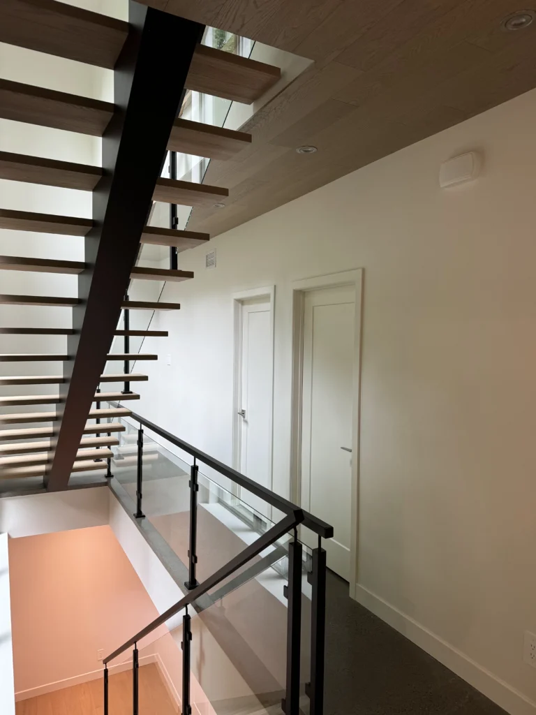 Escalier à limon central d&rsquo;acier avec claustra de lamelles de bois