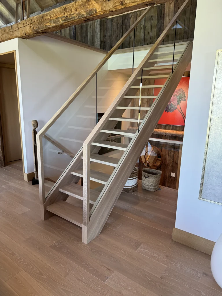 Escalier droit en chêne blanchi à garde-corps de verre encadré