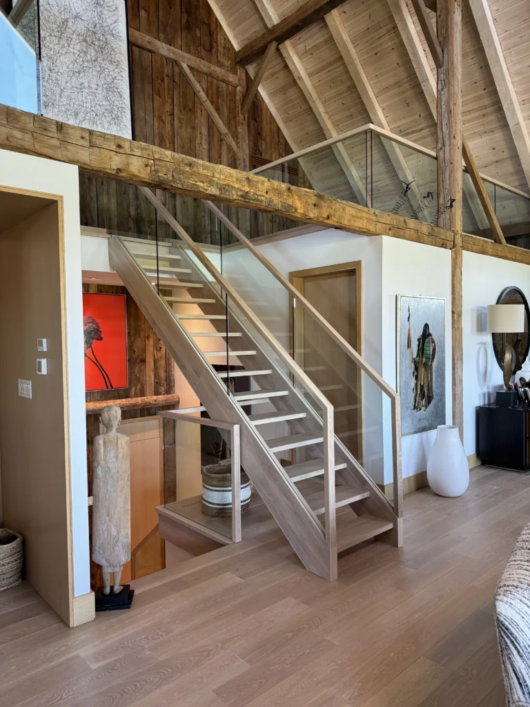 Escalier de chêne blanchi dans une maison à charpente de bois