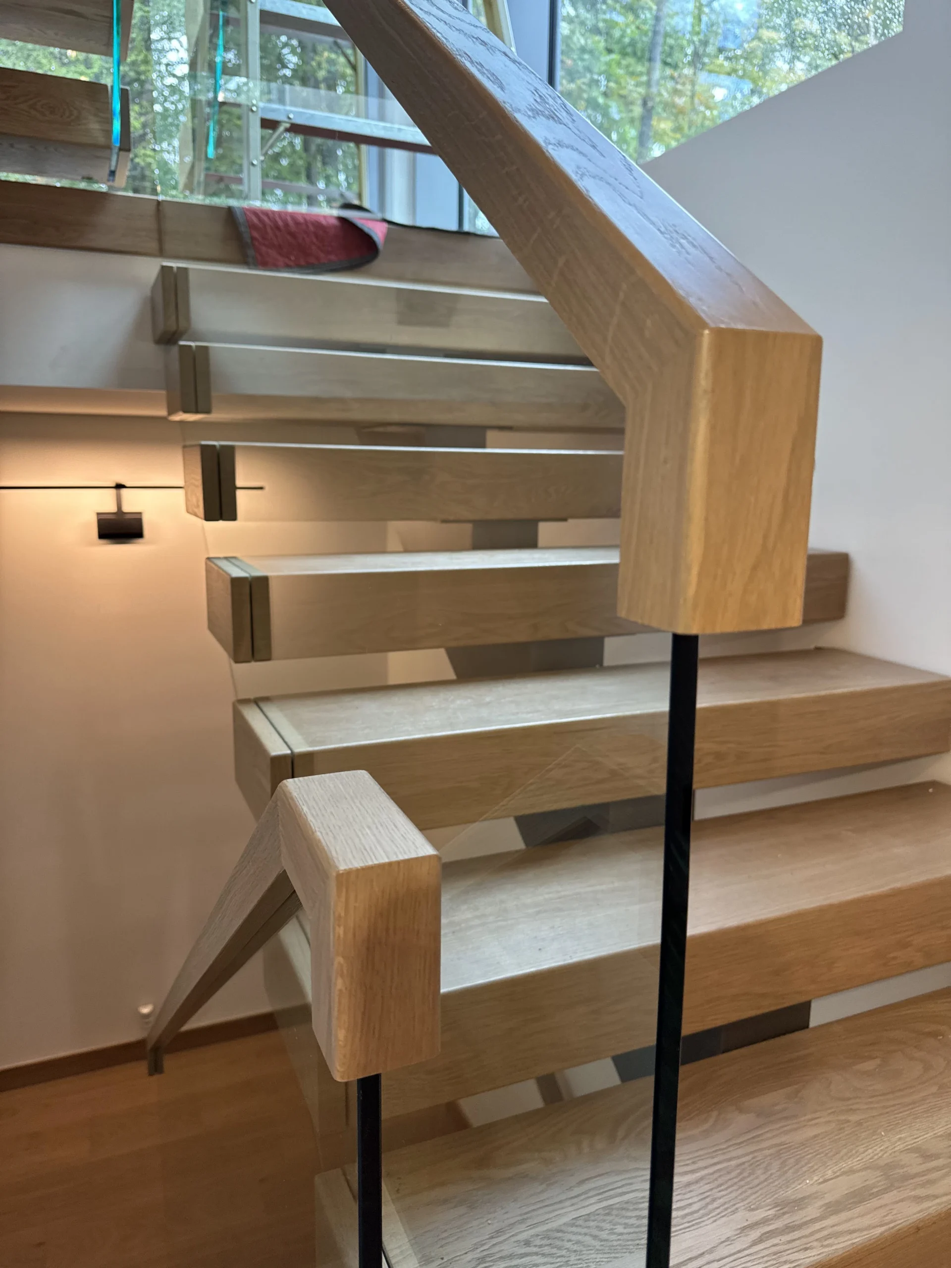 Escalier suspendu en chêne à marches épaisses et main courante de bois — vue principale