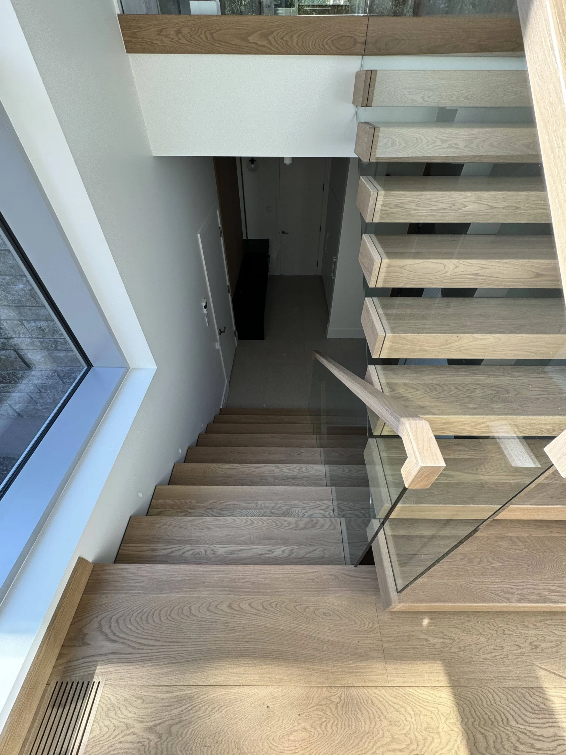 Escalier tournant en chêne blanchi à garde-corps de verre — vue principale