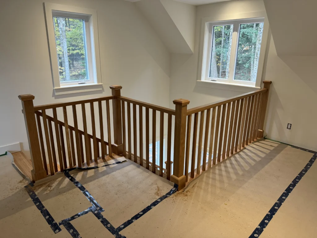 Garde-corps de mezzanine à barreaux de bois carrés en chêne