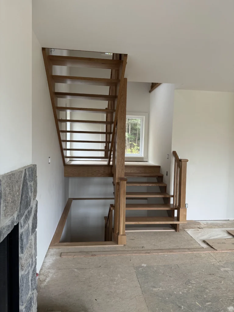 Escalier tournant en chêne à barreaux de bois carrés