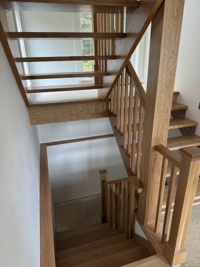 Escalier tournant de chêne autour de la trémie