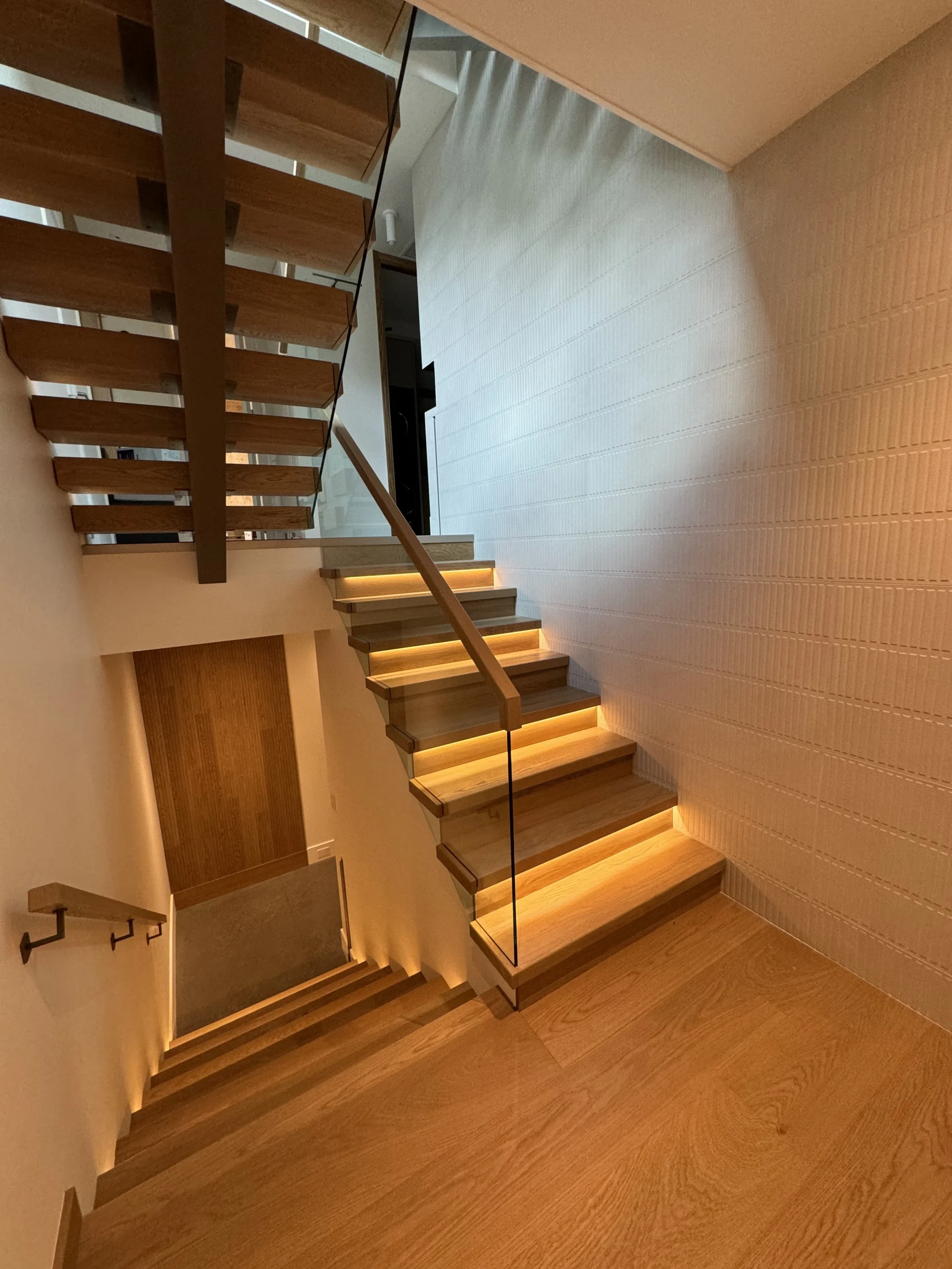 Escalier en chêne à marches lumineuses et garde-corps de verre — vue principale