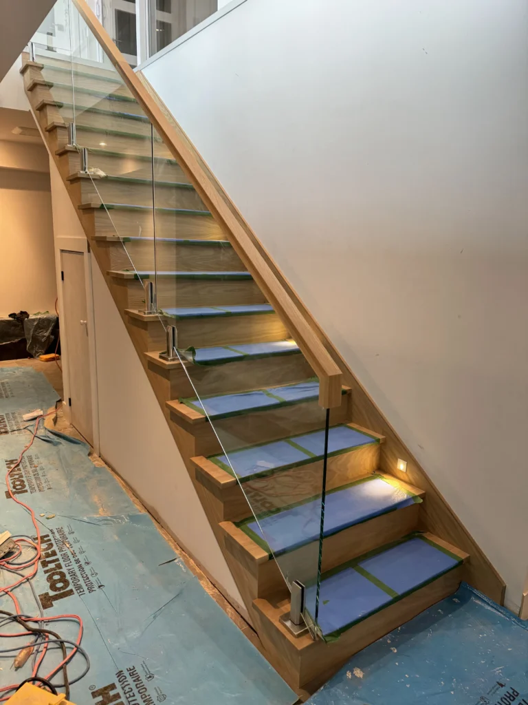 Escalier droit en chêne à garde-corps de verre sur fixations d&rsquo;acier