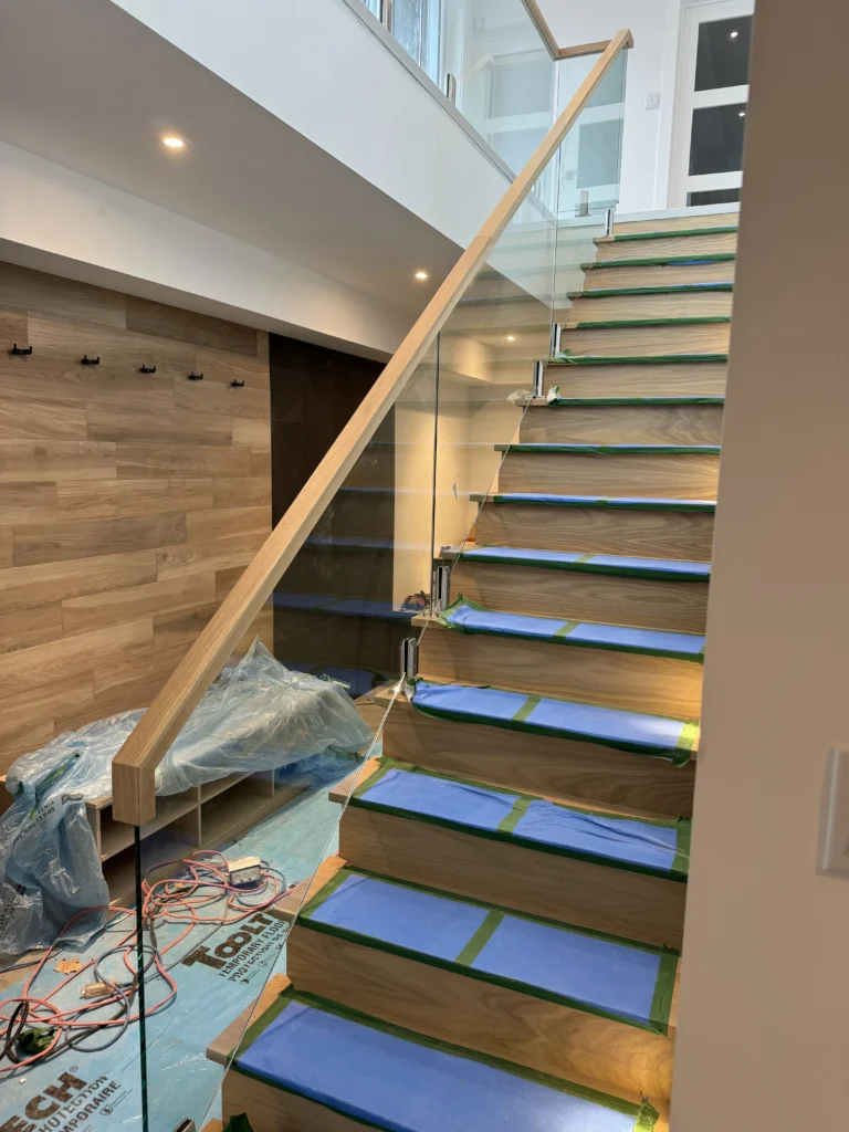 Marches de chêne et garde-corps de verre de l'escalier droit