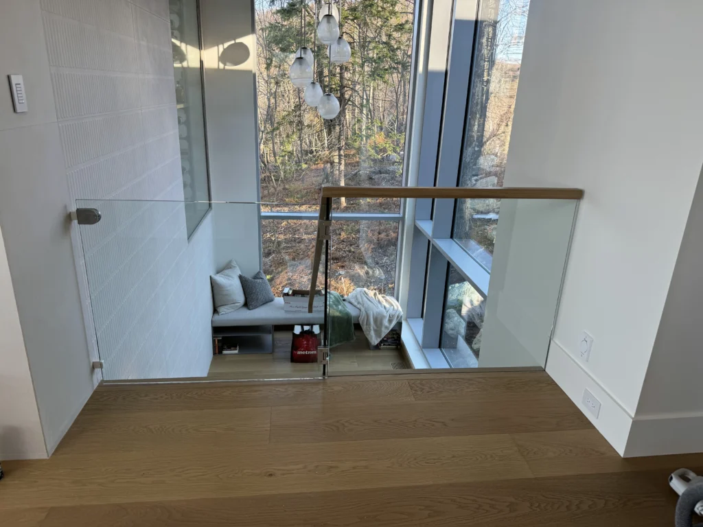 Passerelle et escalier à garde-corps de verre et main courante de chêne