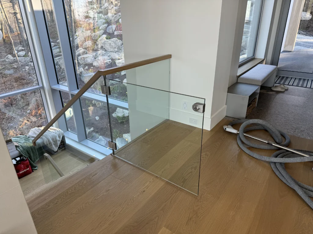 Garde-corps de verre de la mezzanine et plancher de chêne