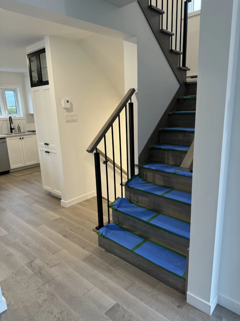 Escalier d'entrée à plancher d'érable teinté gris