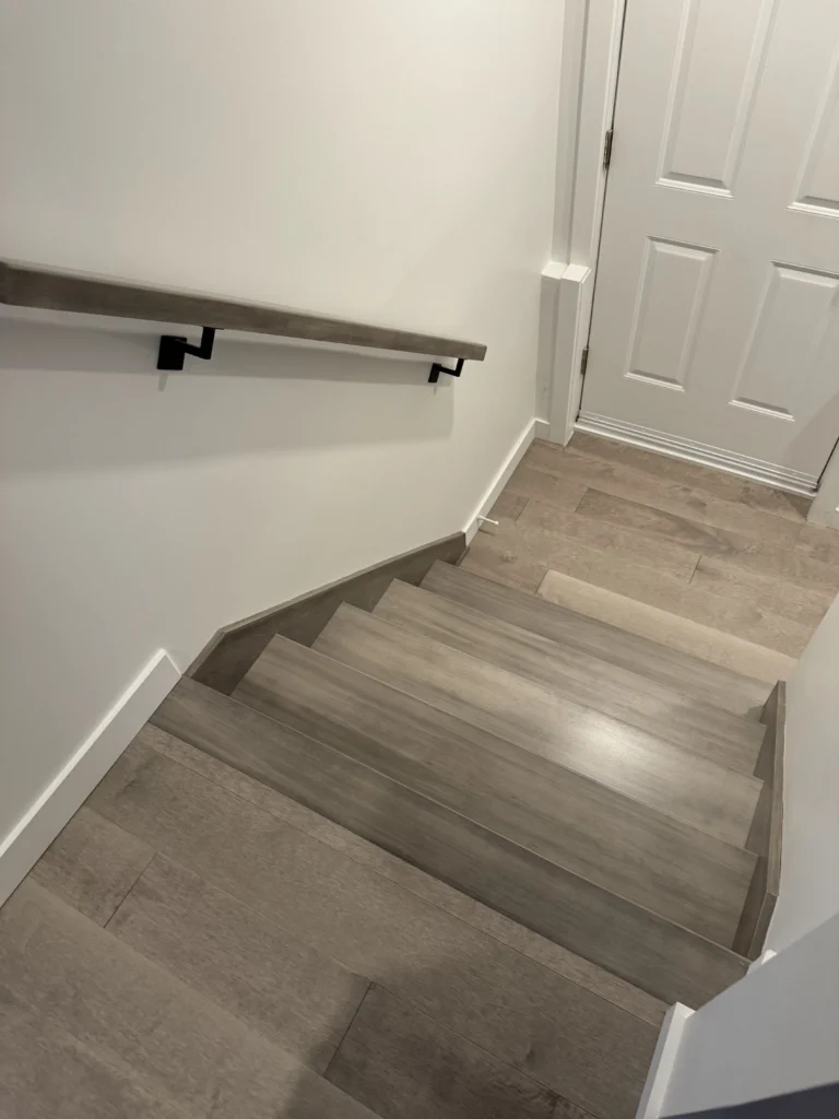 Escalier tournant en érable teinté gris