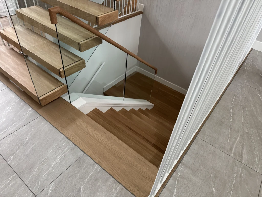 Claustra de tiges métalliques blanches enveloppant l'escalier